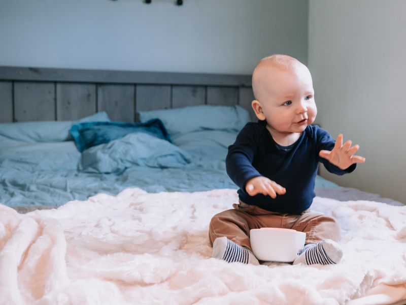 Slaapschema baby 11 maanden: Een baby met een Numsy white niose machine