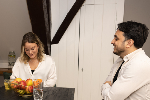 vrouw werkt jongen in