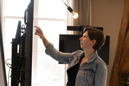 vrouw geeft training op een groot scherm