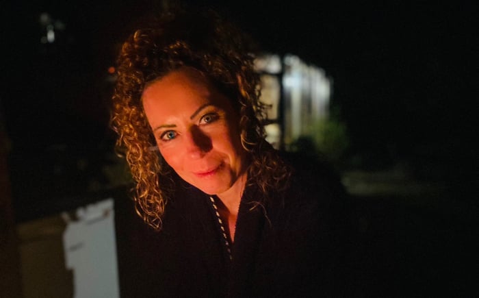 ik aan tafel in het donker