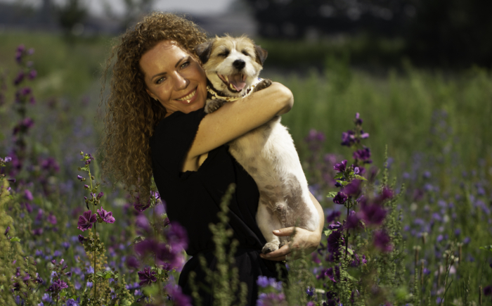 Sandra en Charlie in veld