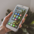 sociale media apps op een telefoon