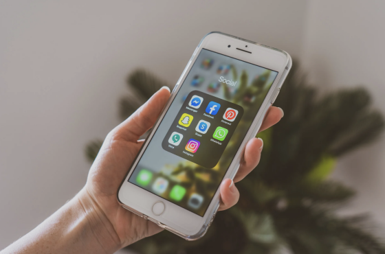 sociale media apps op een telefoon