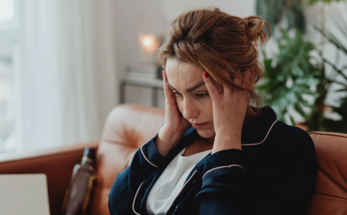 gefrustreerde dame die al lang zoekt anar een woning
