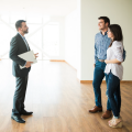 mensen die een woning bezoeken