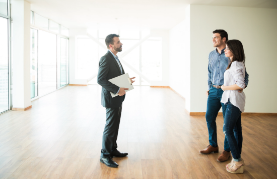 mensen die een woning bezoeken