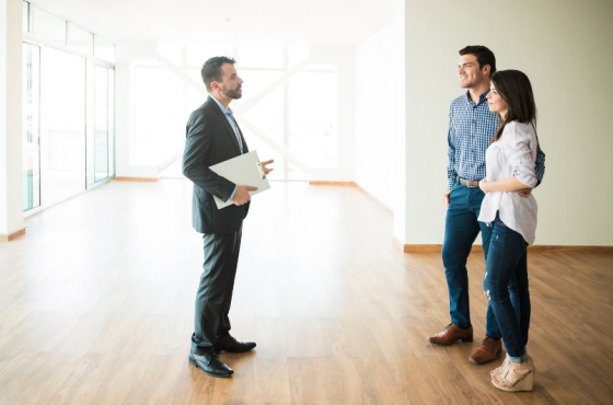 mensen die een woning bezoeken