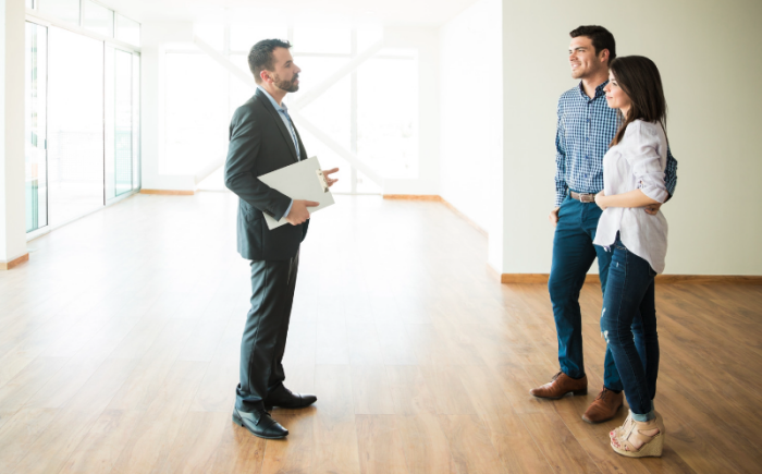 mensen die een woning bezoeken