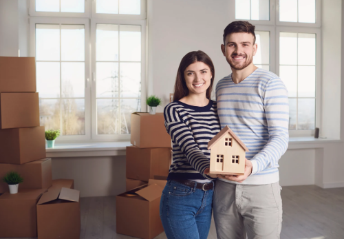 koppel dat zich klaarmaakt voor de verhuis na verkoop van hun woning