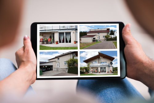 Iemand die de woning bekijkt met prachtige foto's op een ipad
