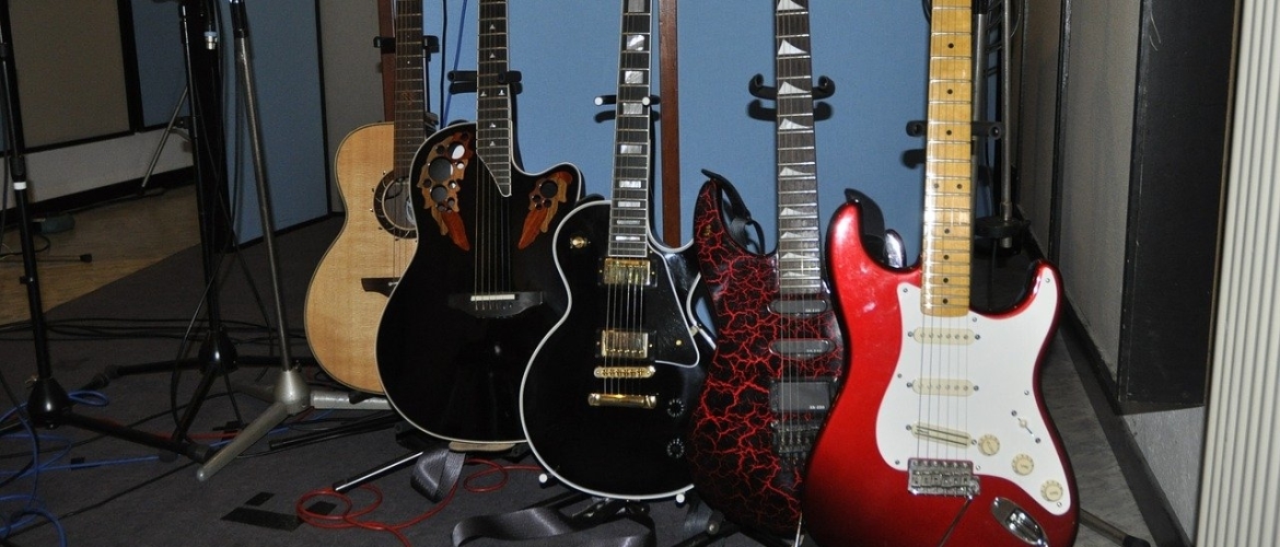De gitaarstandaard en andere benodigdheden