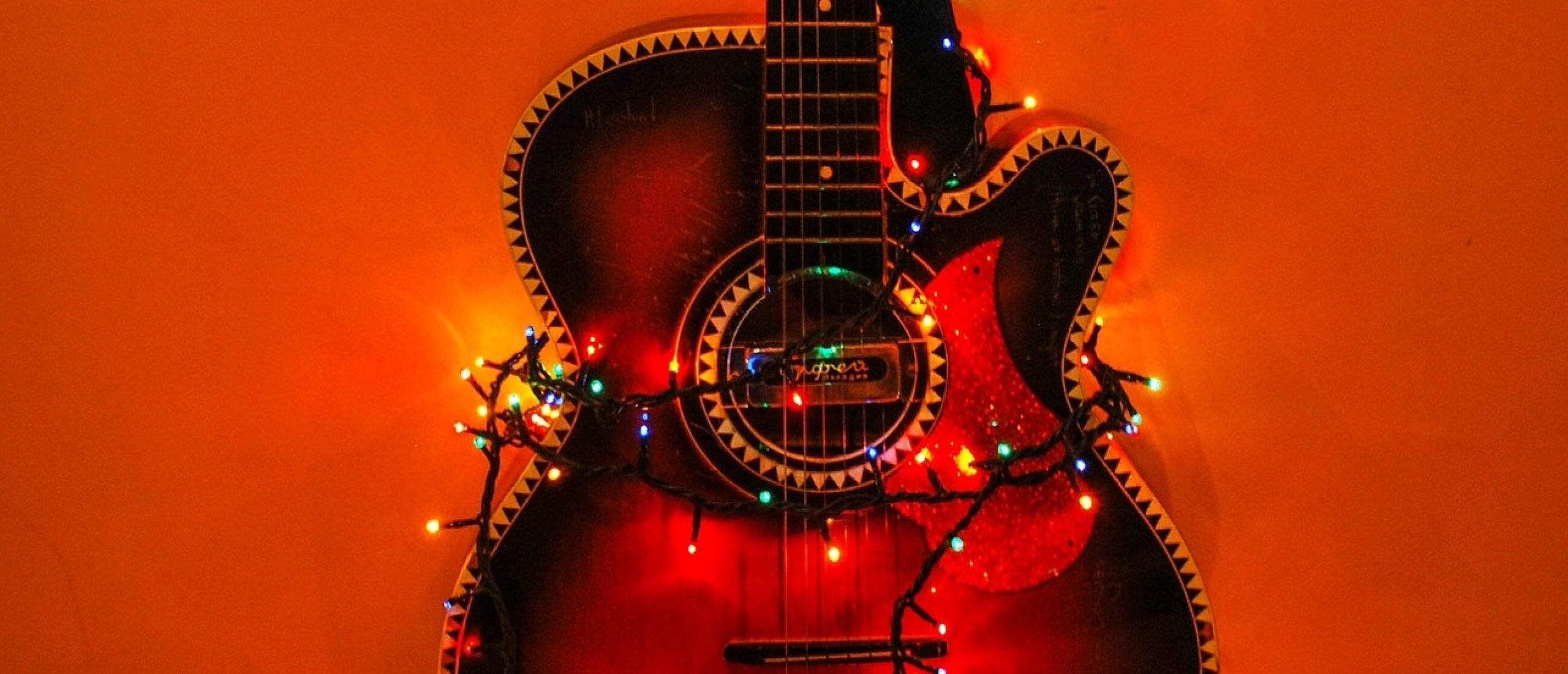 Kerstliedjes spelen op de gitaar. Alle akkoorden die je nodig hebt!