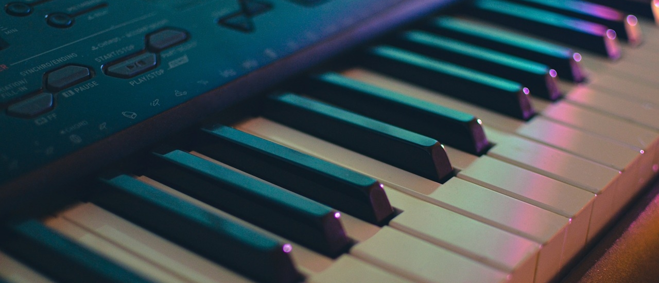 Wat is het verschil tussen een keyboard en synthesizer?