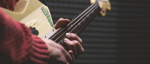 Gitaar spelen met een mini-gitaarversterker