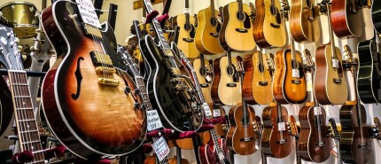 Wat is makkelijker, de gitaar of de basgitaar spelen?