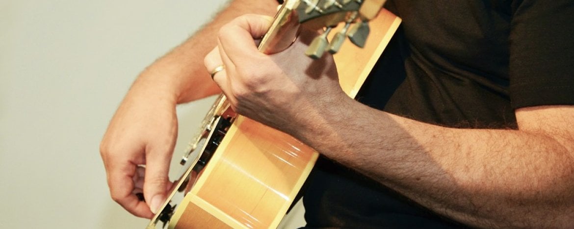 Tokkelen of fingerpicking op gitaar?
