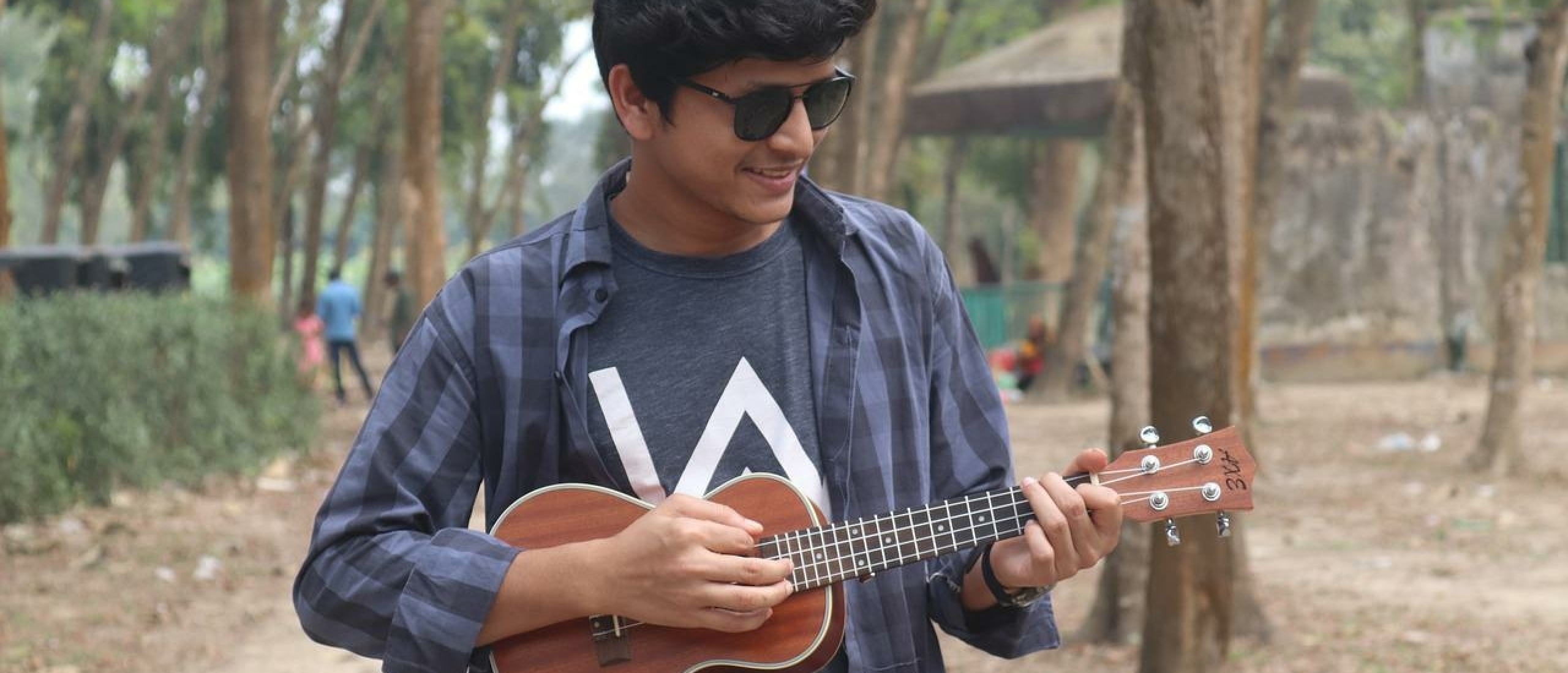 Spelen op een ukelele. Hoe houd ik hem goed vast?