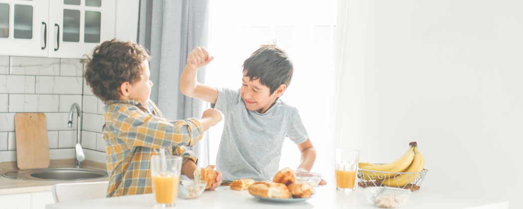 Schoppen, slaan, bijten en duwen tussen broers en zussen: wat betekent het en wat doe je
