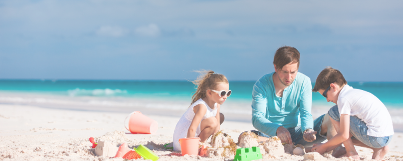 Ouder luistert aandachtig naar hun gevoelige kind, werkend aan een sterke verbinding tijdens de zomervakantie