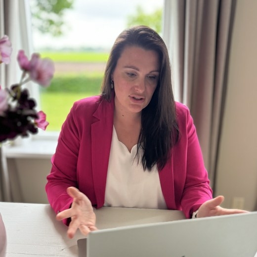 Lara van der Zwaag achter haar laptop, in gesprek