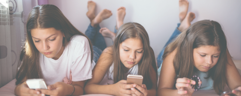 Ouders leren hoe ze grenzen stellen en kinderen helpen omgaan met groepsdruk rond social media