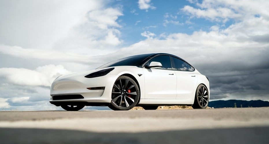 Op deze afbeelding staat een Tesla auto die ontwikkeld werd door Elon Musk, de rijkste man ter wereld
