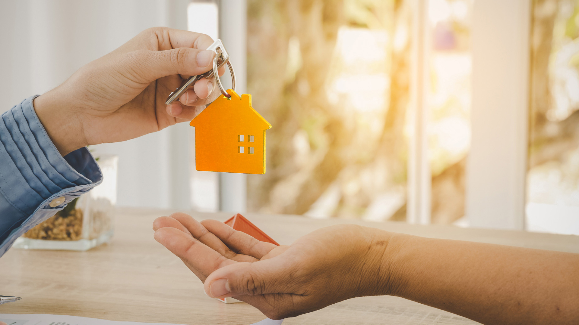 Een symbolische overhandiging van de sleutel van een woning