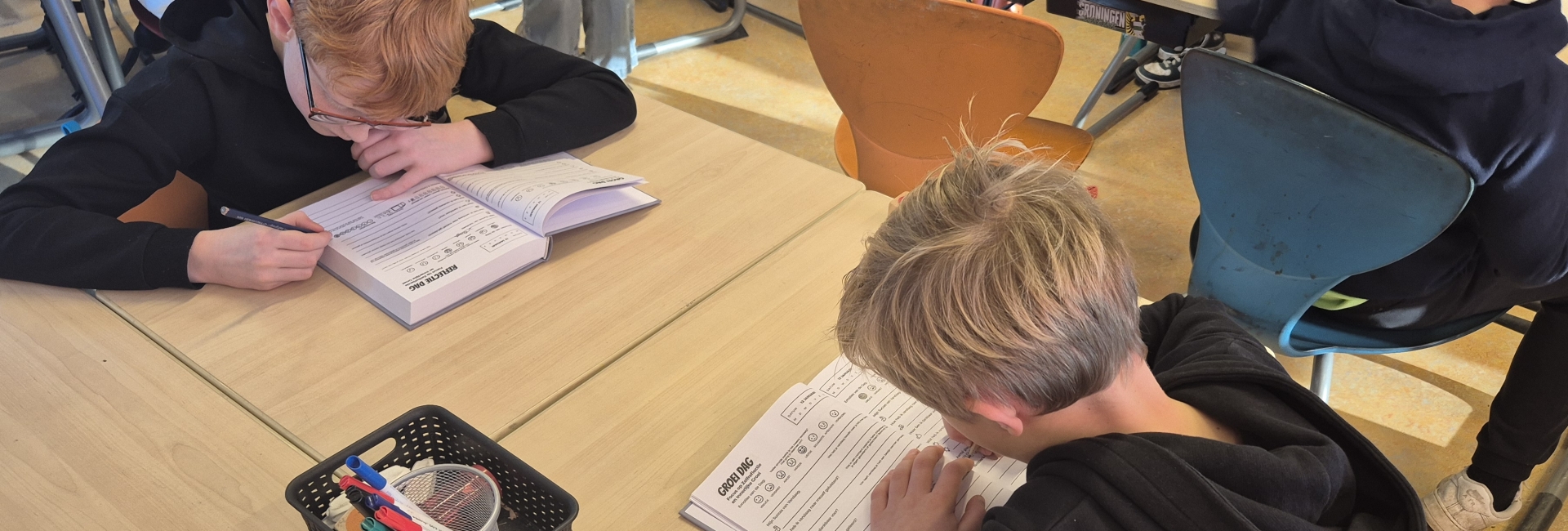 Leerlingen aan het werk met dagboek