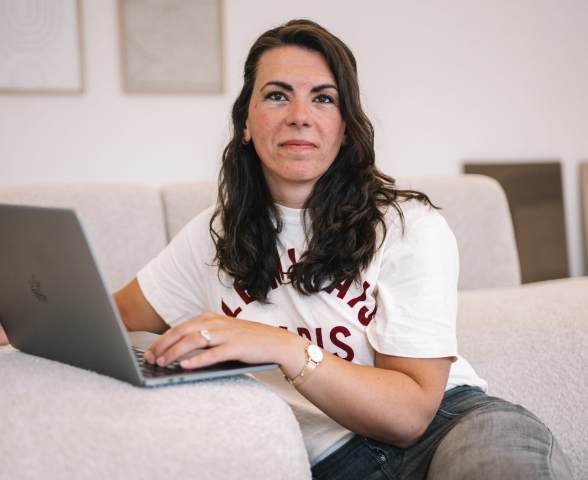 Coach werkt mee in het bedrijf en helpt bij het nemen en uitvoeren van beslissingen