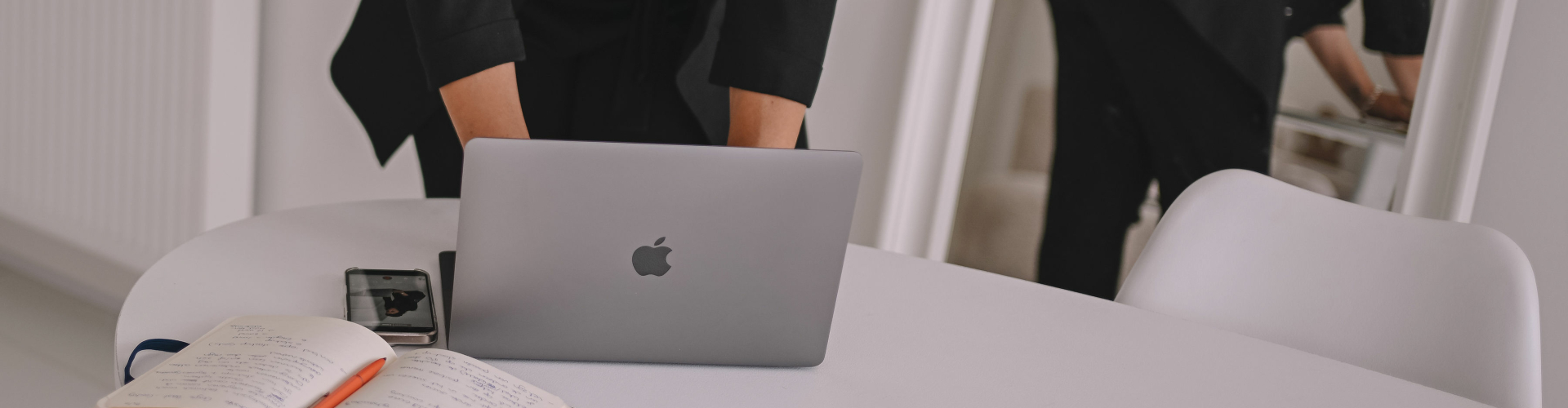 Strategische begeleiding voor ondernemers Ondernemer werkt aan overzicht en richting binnen haar bedrijf