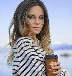 vrouw met bril heeft koffie vast