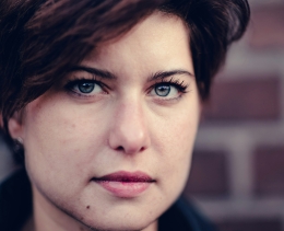 vrouw kijkt in camera