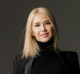 vrouw in zwart pak
