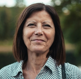 vrouw met tas om schouder