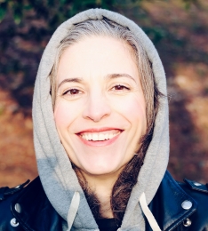 Kun je in Nederland scheiden bij een internationale situatie? vrouw draagt hoody