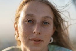 vrouw kijkt in camera