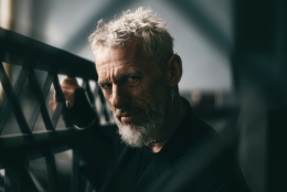 man kijkt in camera en wil rechtsbijstand buitenland