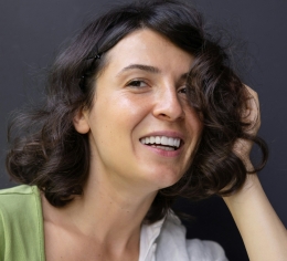 vrouw met zwart haar