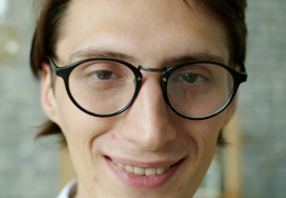 man met bril vraag scheiding aan