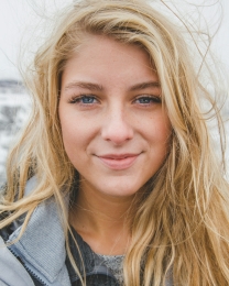 vrouw met blond lang haar