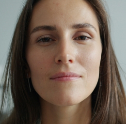 vrouw met kleine glimlach