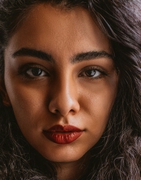vrouw met donkere features