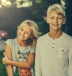 2 kinderen waarover afspraken bij scheiding gemaakt moeten worden