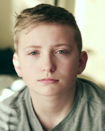 jonge kijkt in camera
