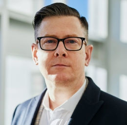 man met pak denkt aan pensioen