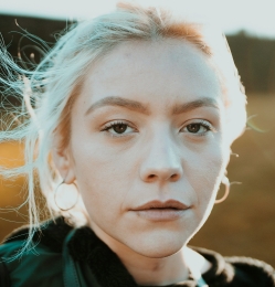 vrouw met blond haar