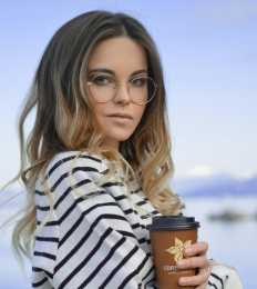 vrouw met bril heeft koffie in hand