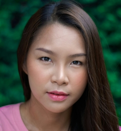 Verblijfsvergunning en scheiding vrouw met roze shirt kijkt in camera
