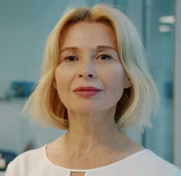 vrouw met witte blouse