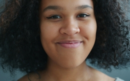 vrouw kijkt in camera